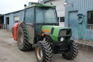 Spray tractor with enclosed cab