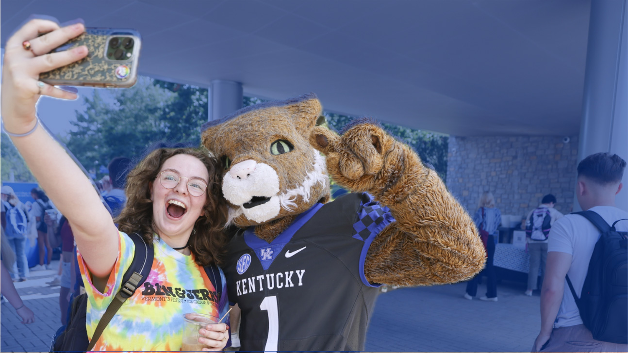 Student poses for a selfie with Wildcat.