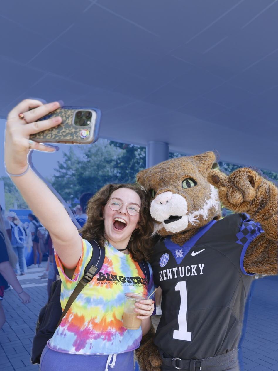 Student poses for a selfie with Wildcat.